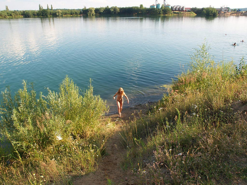 Блондинка купается в озере обнаженной 2 фотография